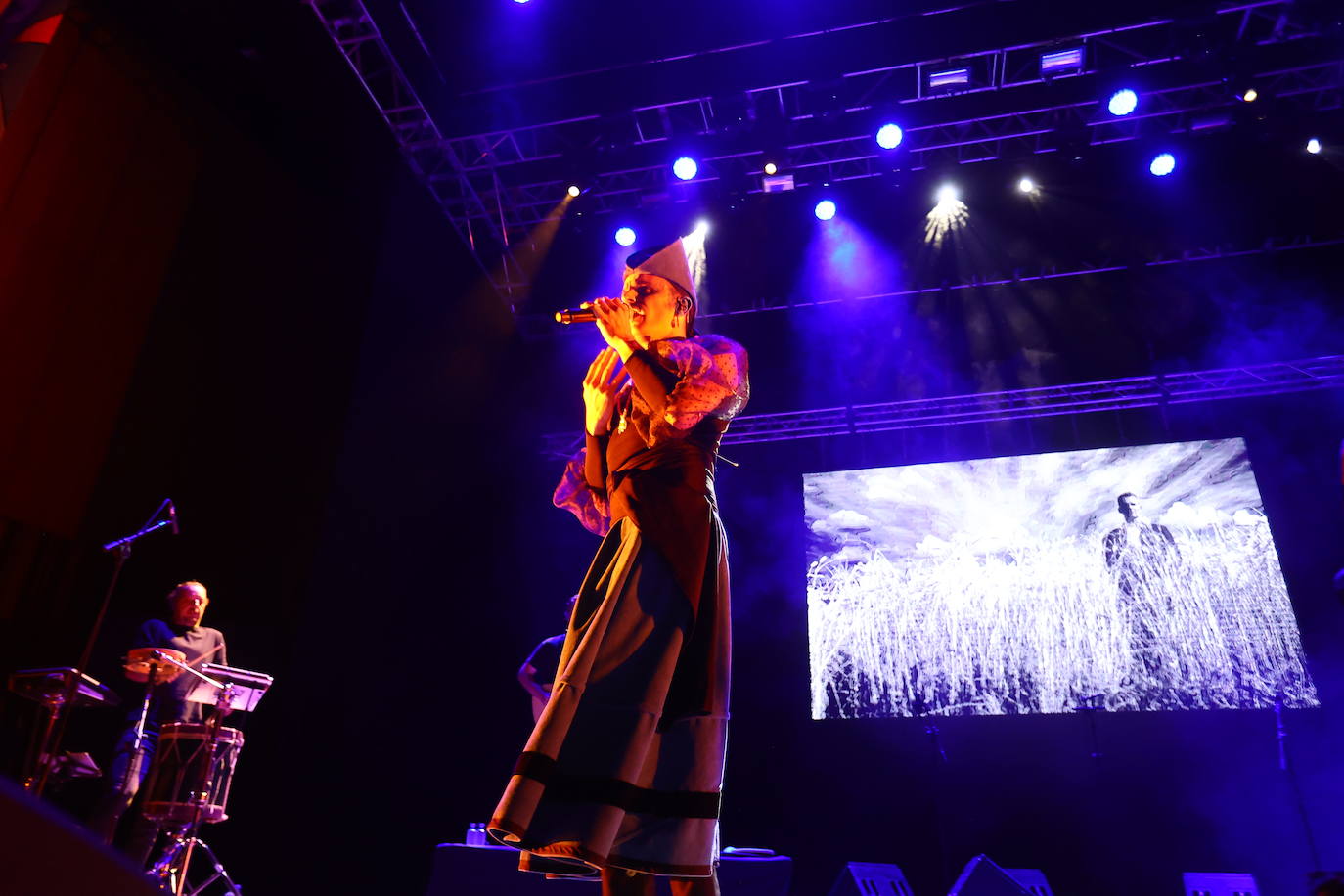 Rodrigo Cuevas reivindica los chiringuitos, sustituidos por las casetas hosteleras en San Mateo, durante el concierto en el Auditorio