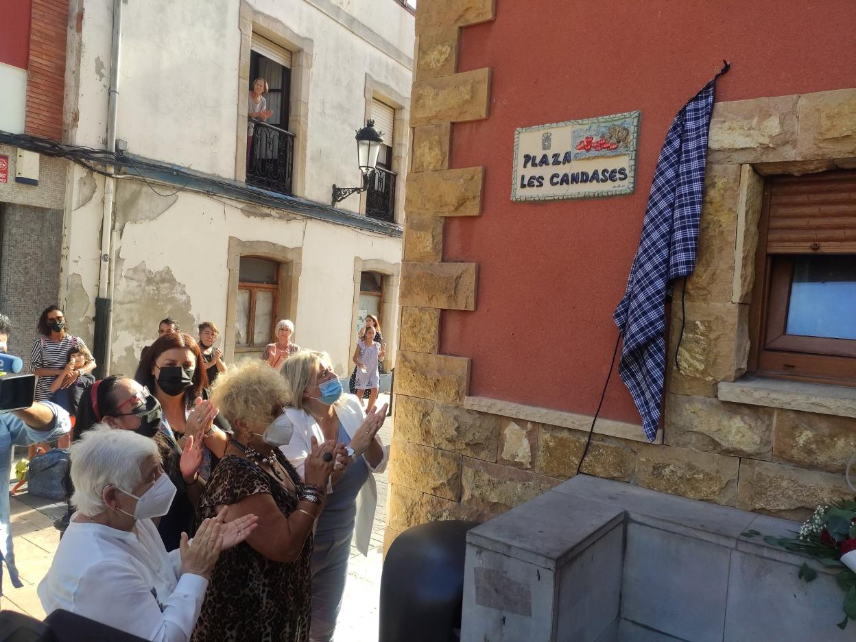Las familias de Les Candases ante la placa. 