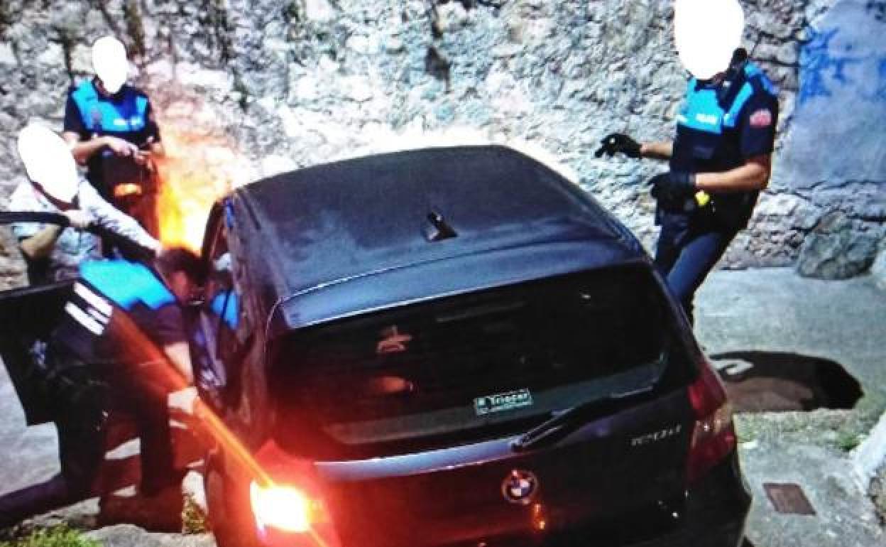 Los agentes controlando el coche que bajó las escaleras. 