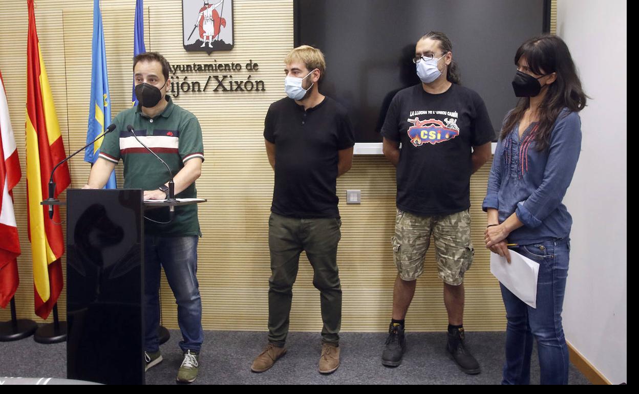 Nacho Fuster, Daniel Ripa, Fernando Álvarez y Laura Tuero, en el Ayuntamiento de Gijón. 