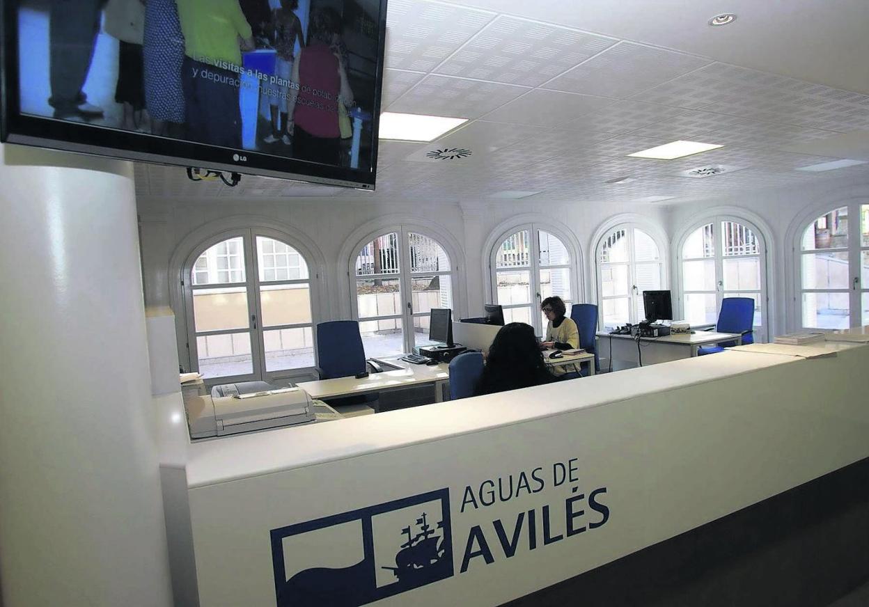 Las instalaciones de Aguas de Avilés en la calle Cabruñana. 