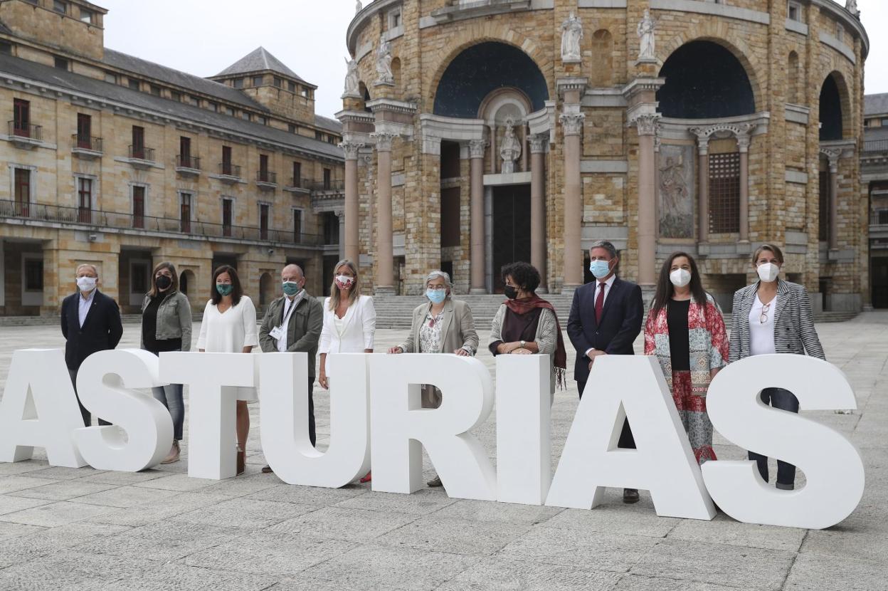 Las autoridades que participaron en la inauguración del congreso FéminAs, en el patio de la Universidad Laboral. 