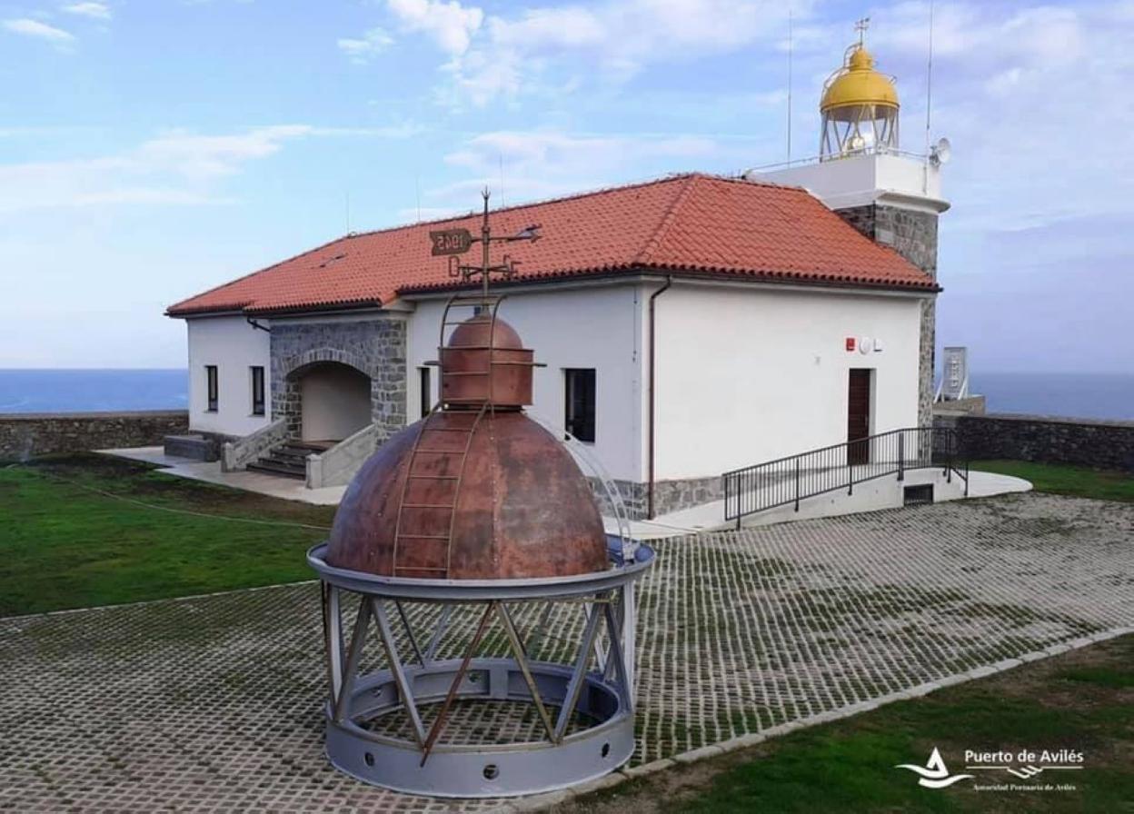 Aspecto que luce el faro de Vidío, en Ovinaña, tras la rehabilitación integral llevada a cabo por la Autoridad Portuaria de Avilés. 