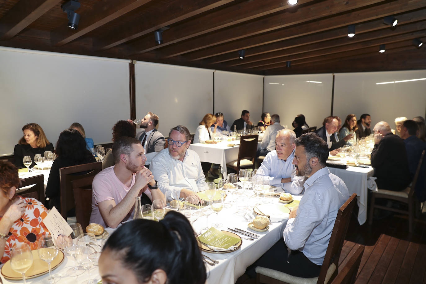 El Llagar Castañón acoge la segunda jornada de FéminAs, el I Congreso Internacional de Gastronomía, Mujeres y Medio Rural que se celebra en Asturias y que visitará distintos puntos de la región durante tres días.