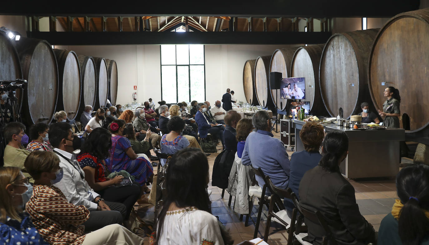 El Llagar Castañón acoge la segunda jornada de FéminAs, el I Congreso Internacional de Gastronomía, Mujeres y Medio Rural que se celebra en Asturias y que visitará distintos puntos de la región durante tres días.