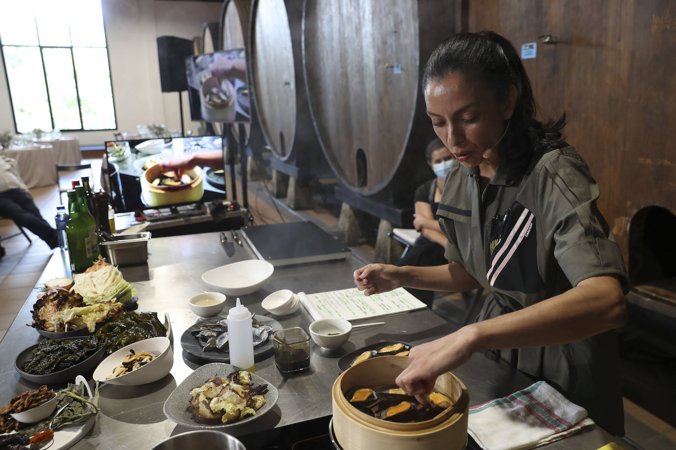 El Llagar Castañón acoge la segunda jornada de FéminAs, el I Congreso Internacional de Gastronomía, Mujeres y Medio Rural que se celebra en Asturias y que visitará distintos puntos de la región durante tres días.