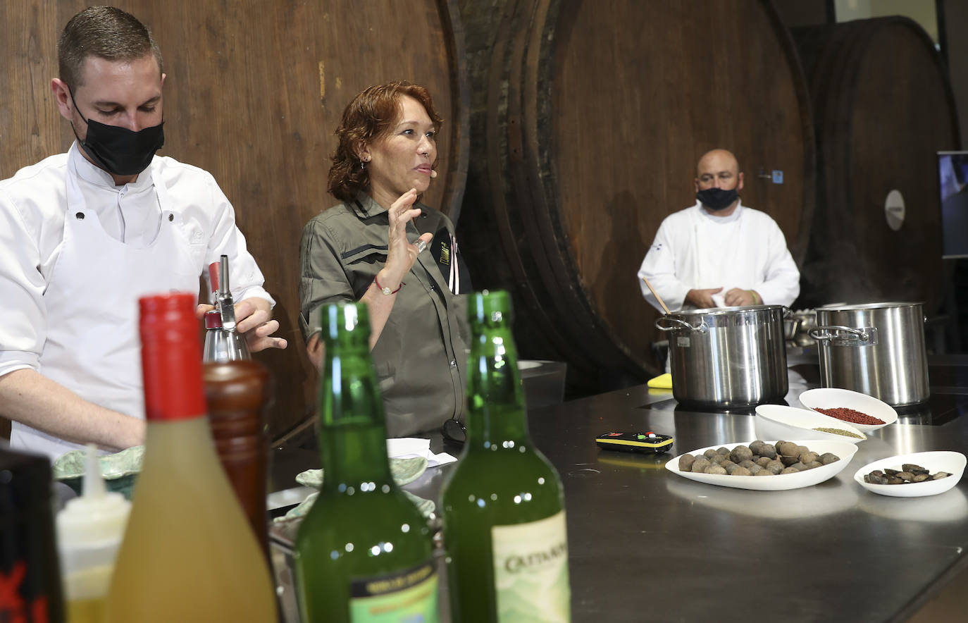 El Llagar Castañón acoge la segunda jornada de FéminAs, el I Congreso Internacional de Gastronomía, Mujeres y Medio Rural que se celebra en Asturias y que visitará distintos puntos de la región durante tres días.