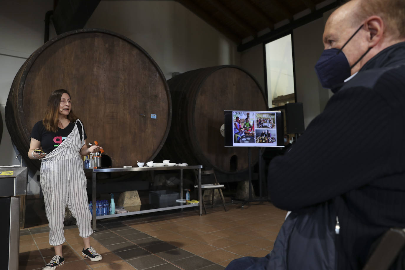 El Llagar Castañón acoge la segunda jornada de FéminAs, el I Congreso Internacional de Gastronomía, Mujeres y Medio Rural que se celebra en Asturias y que visitará distintos puntos de la región durante tres días.