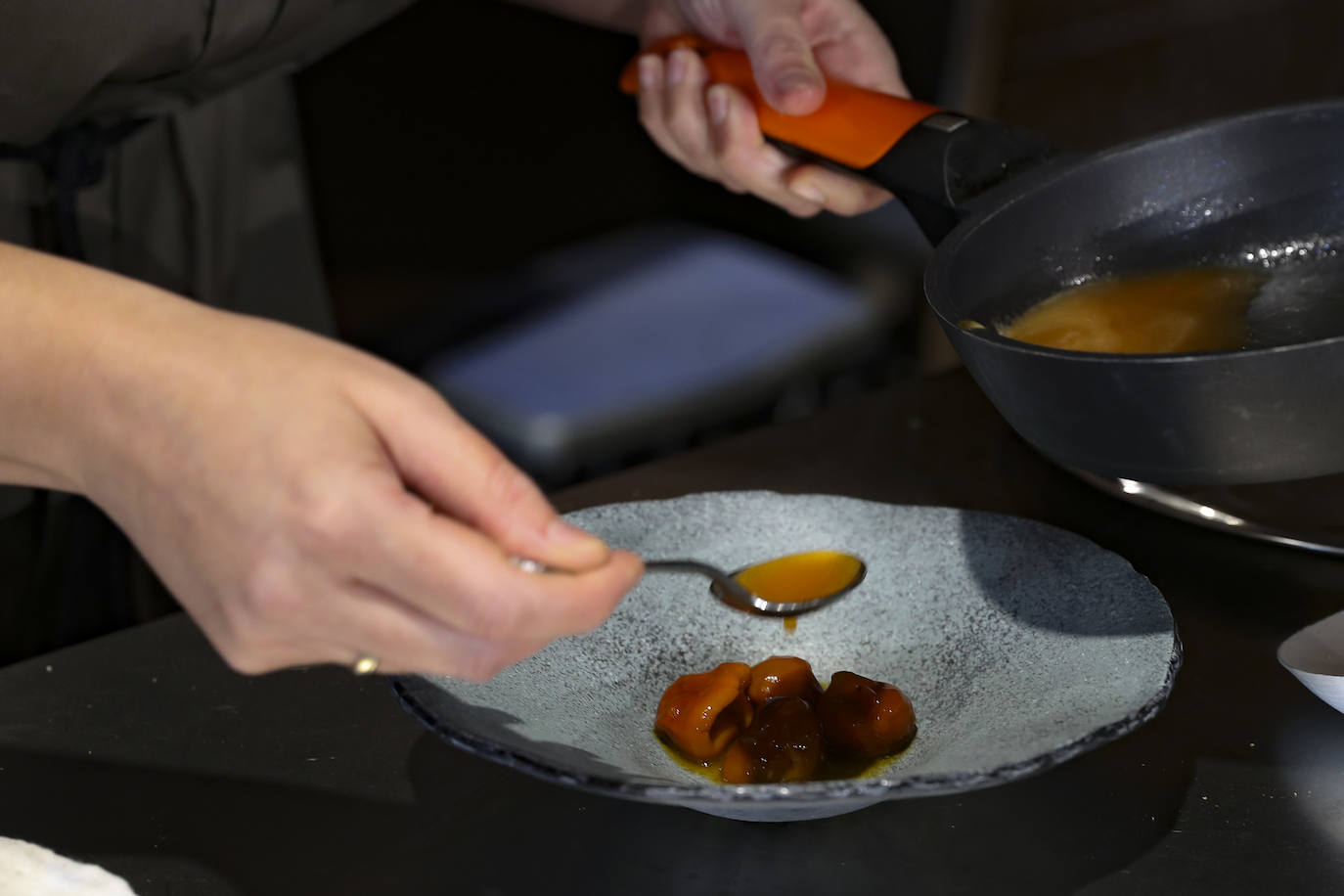 El Llagar Castañón acoge la segunda jornada de FéminAs, el I Congreso Internacional de Gastronomía, Mujeres y Medio Rural que se celebra en Asturias y que visitará distintos puntos de la región durante tres días.