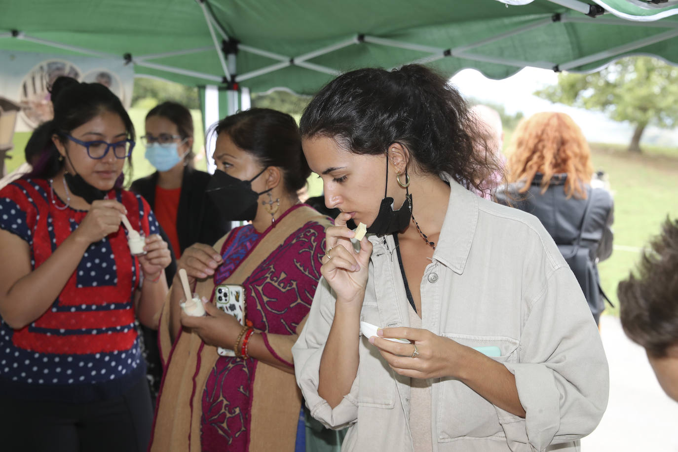 El Llagar Castañón acoge la segunda jornada de FéminAs, el I Congreso Internacional de Gastronomía, Mujeres y Medio Rural que se celebra en Asturias y que visitará distintos puntos de la región durante tres días.