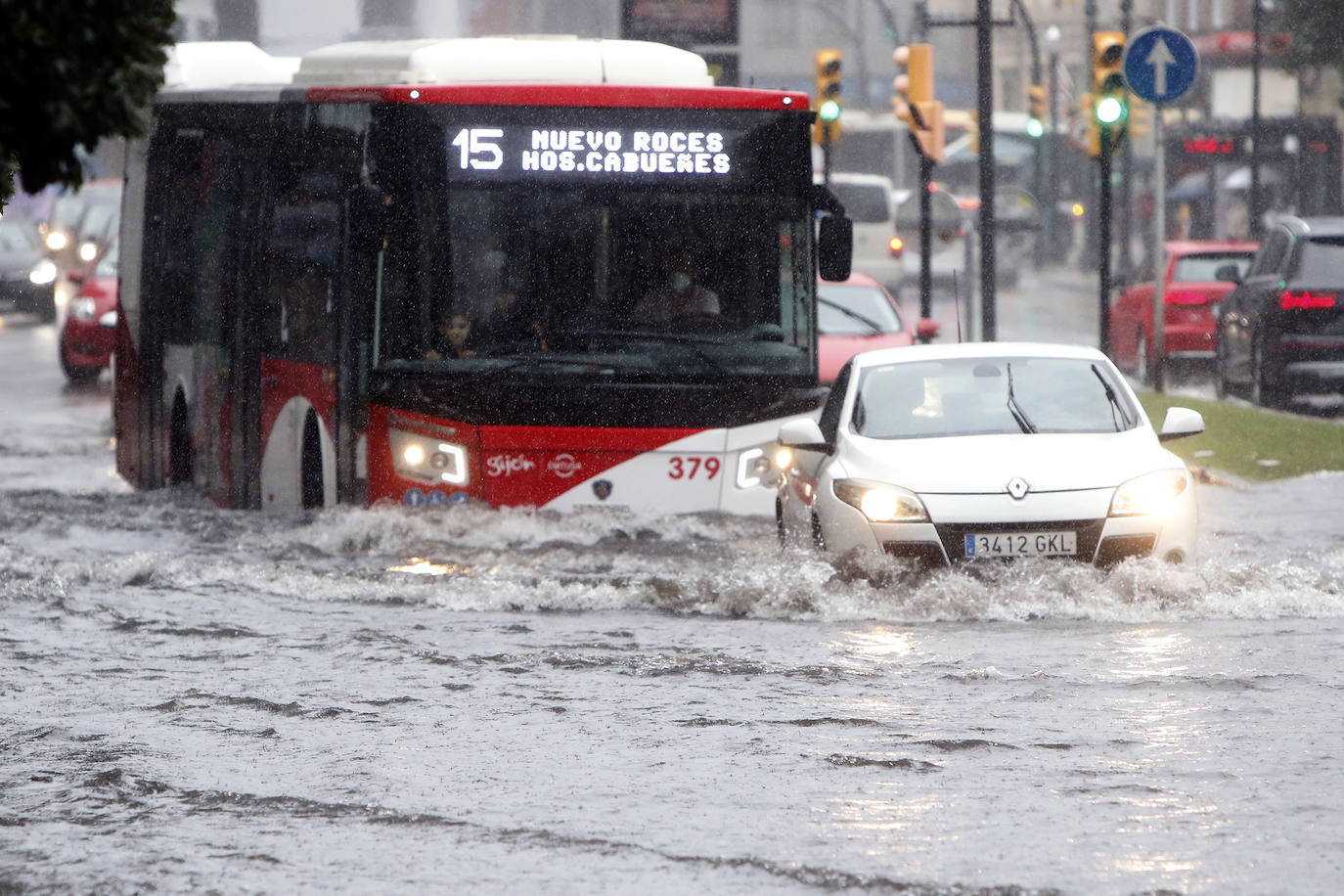 Fotos: La lluvia anega varias calles de Gijón