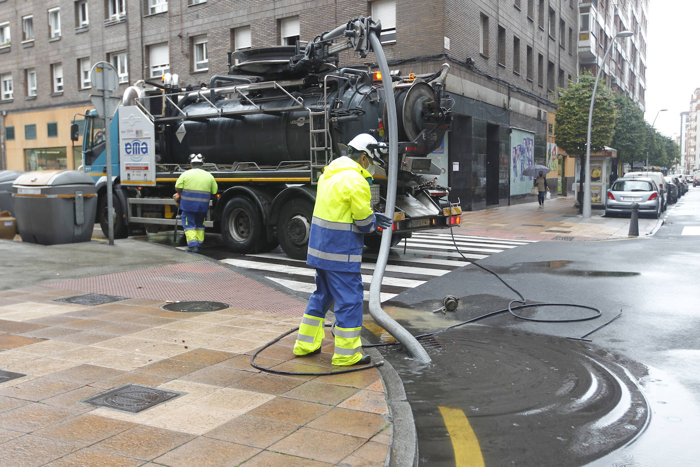 Fotos: La lluvia anega varias calles de Gijón