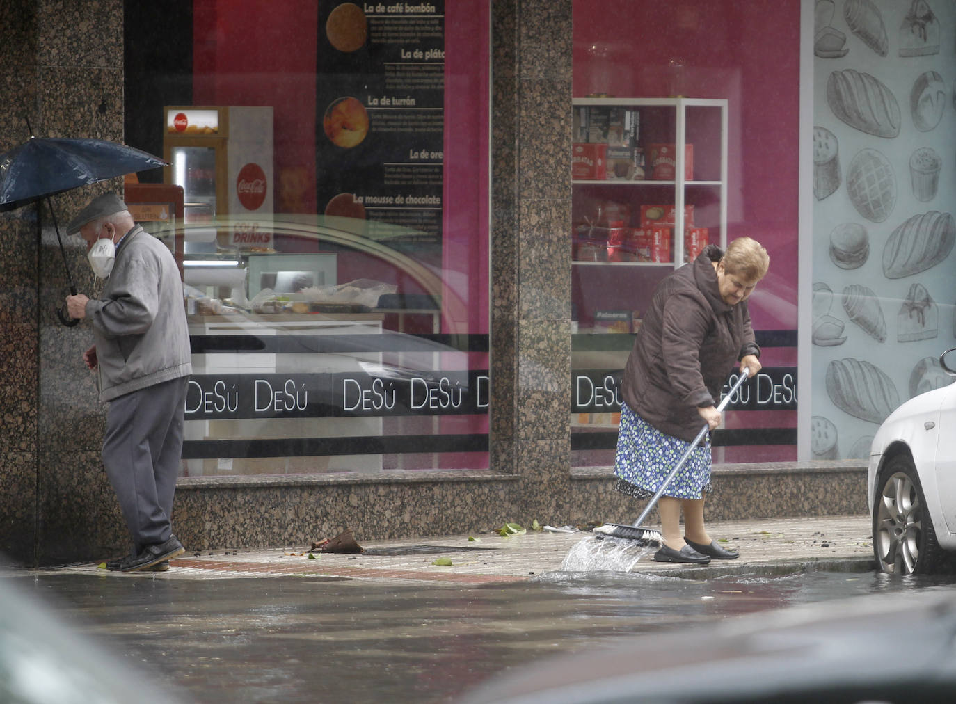 Fotos: La lluvia anega varias calles de Gijón