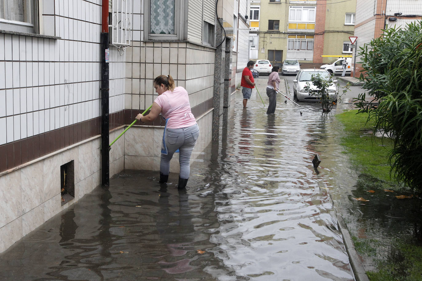 Fotos: La lluvia anega varias calles de Gijón