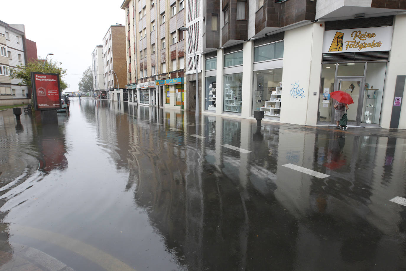 Fotos: La lluvia anega varias calles de Gijón