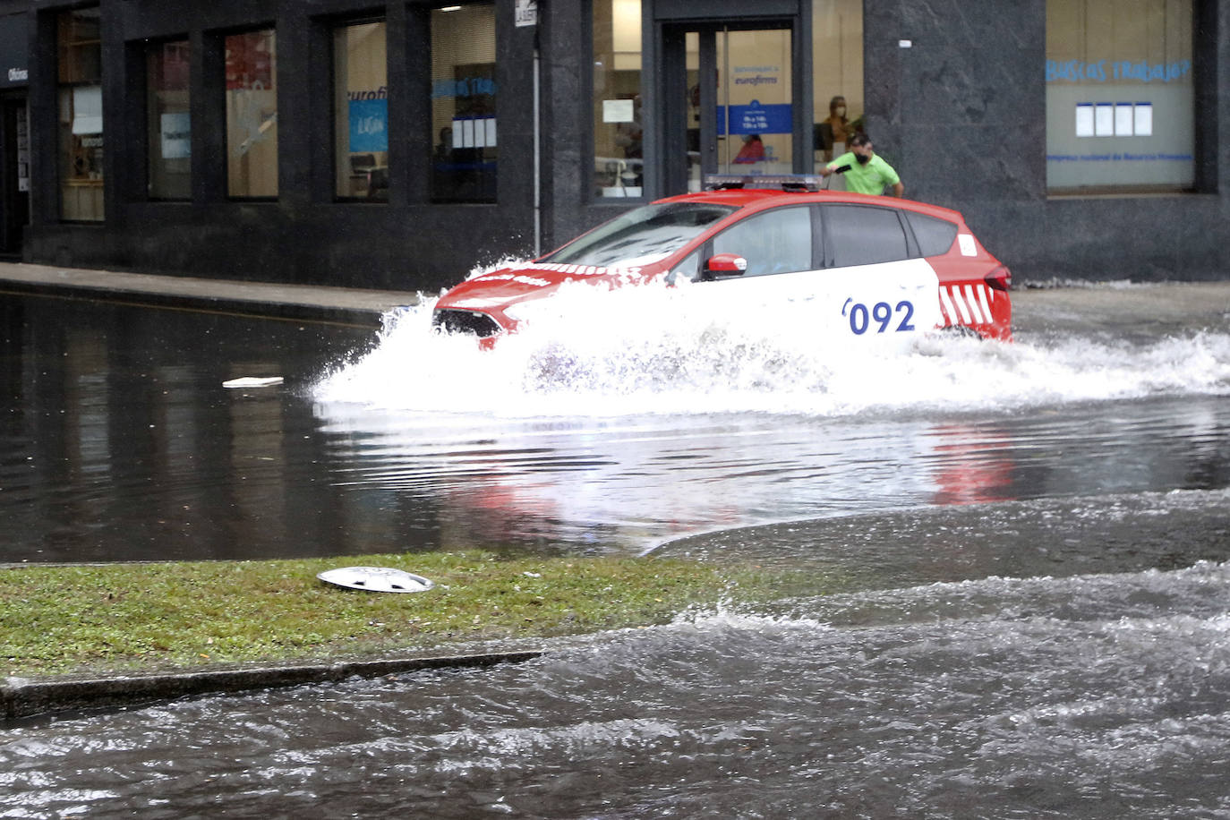 Fotos: La lluvia anega varias calles de Gijón