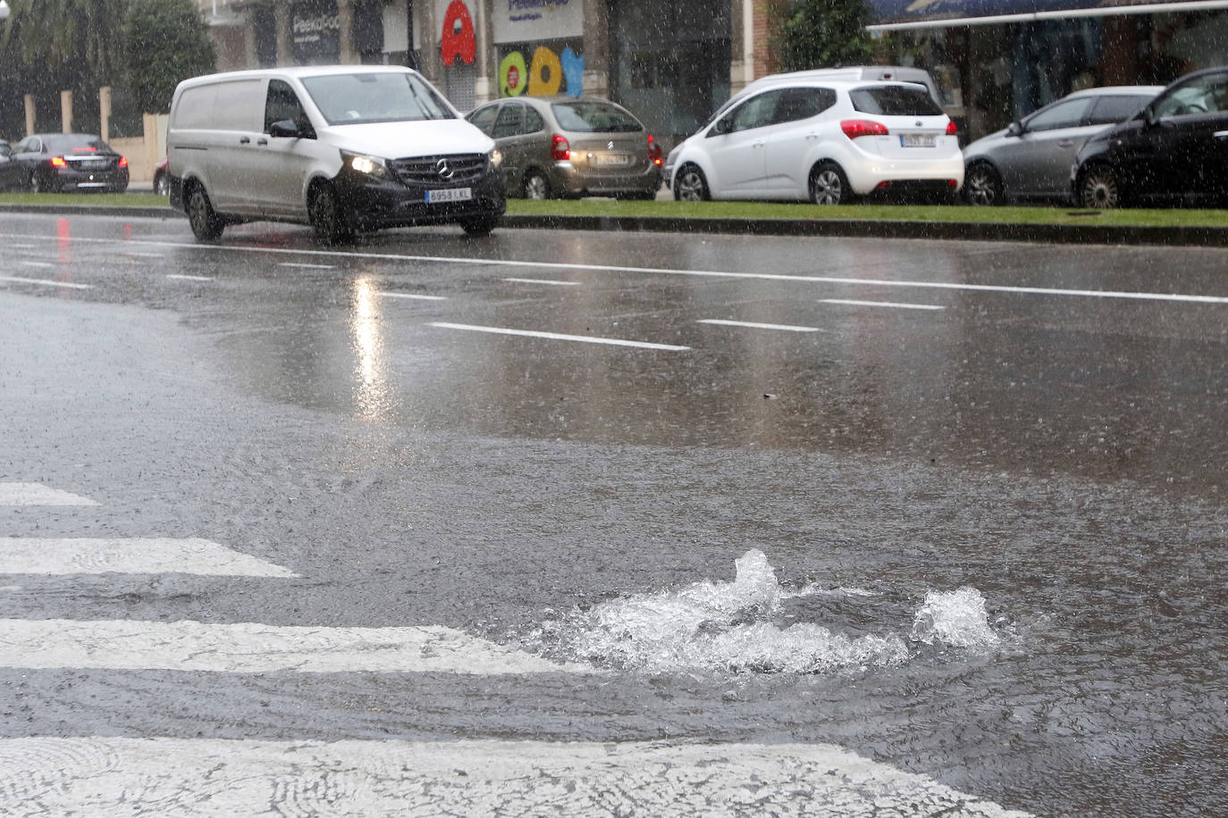 Fotos: La lluvia anega varias calles de Gijón