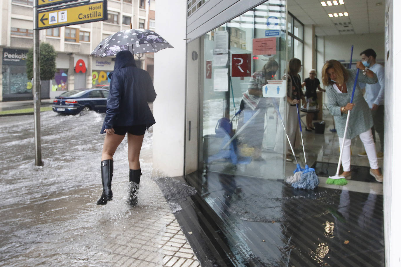 Fotos: La lluvia anega varias calles de Gijón