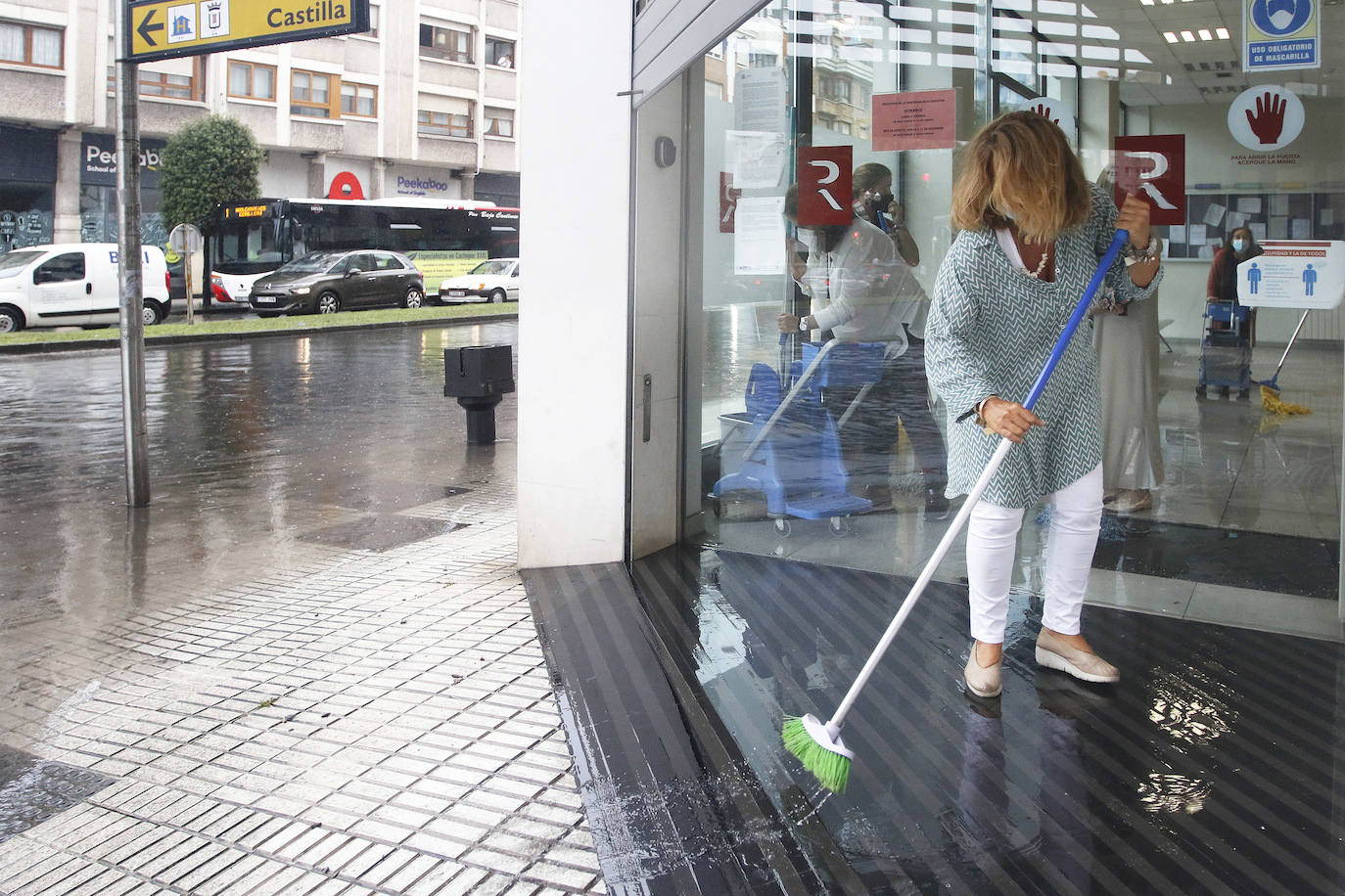 Fotos: La lluvia anega varias calles de Gijón