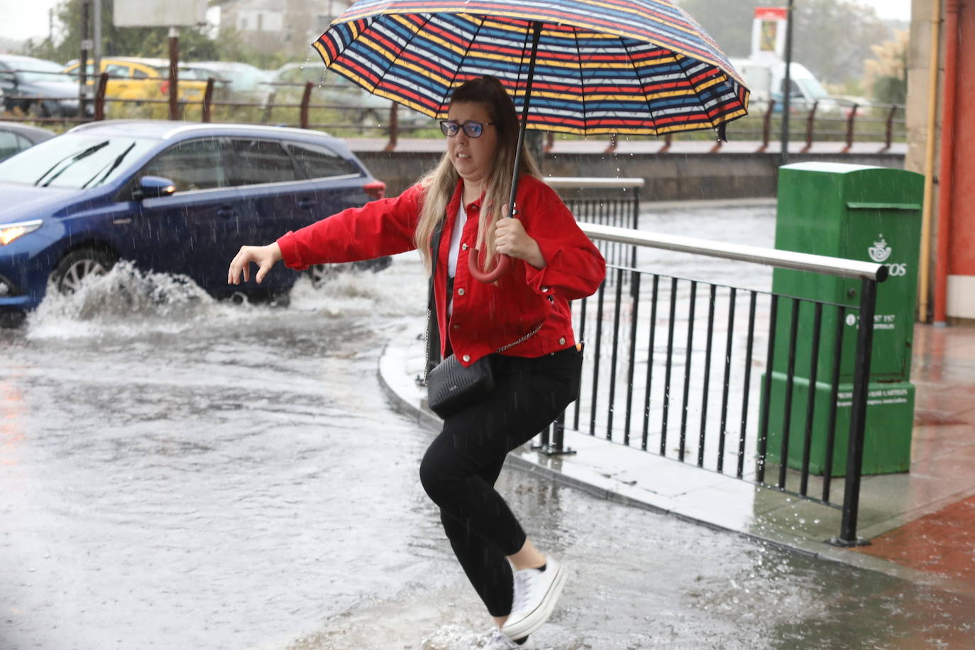 Las intensas lluvias de este miércoles han causado problemas de inundaciones en las zonas habituales, sobre todo en la calle Llano Ponte y Los Oficios y también en la zona de El Reblinco