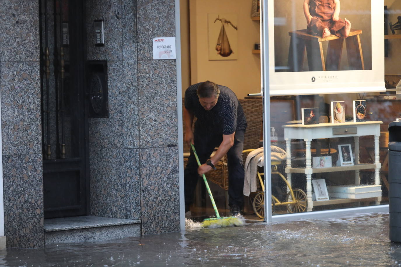 Las intensas lluvias de este miércoles han causado problemas de inundaciones en las zonas habituales, sobre todo en la calle Llano Ponte y Los Oficios y también en la zona de El Reblinco