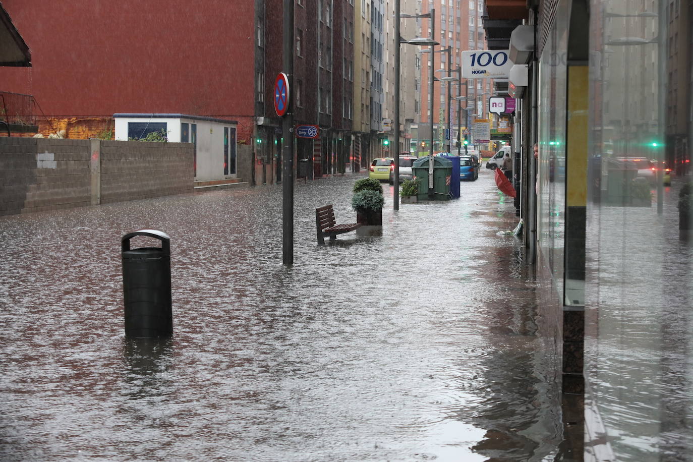 Las intensas lluvias de este miércoles han causado problemas de inundaciones en las zonas habituales, sobre todo en la calle Llano Ponte y Los Oficios y también en la zona de El Reblinco