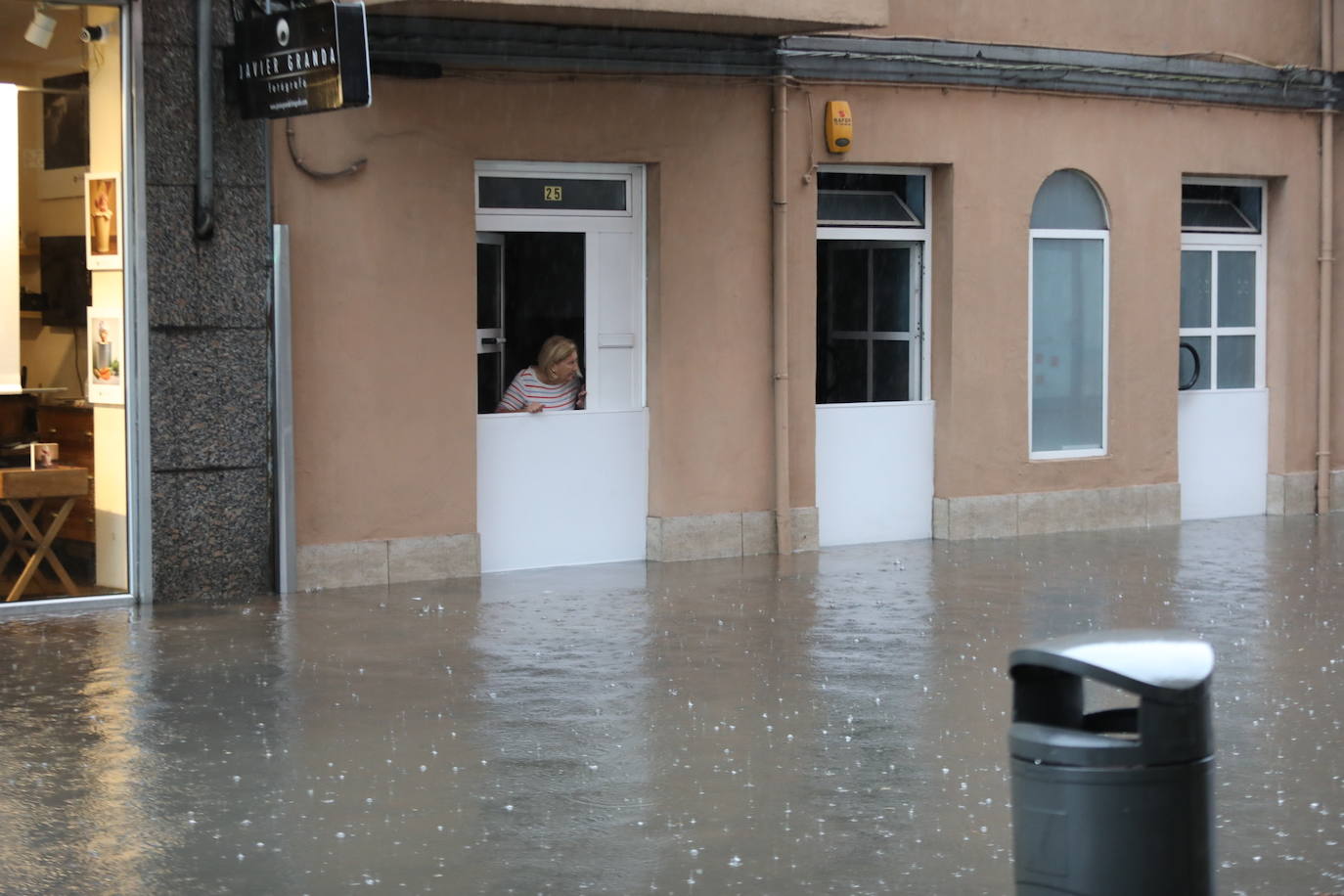 Las intensas lluvias que han caído este miércoles han anegado algunas calles de Gijón y Avilés. También han provocado inundaciones y daños en garajes y algunos negocios de ambas ciudades 