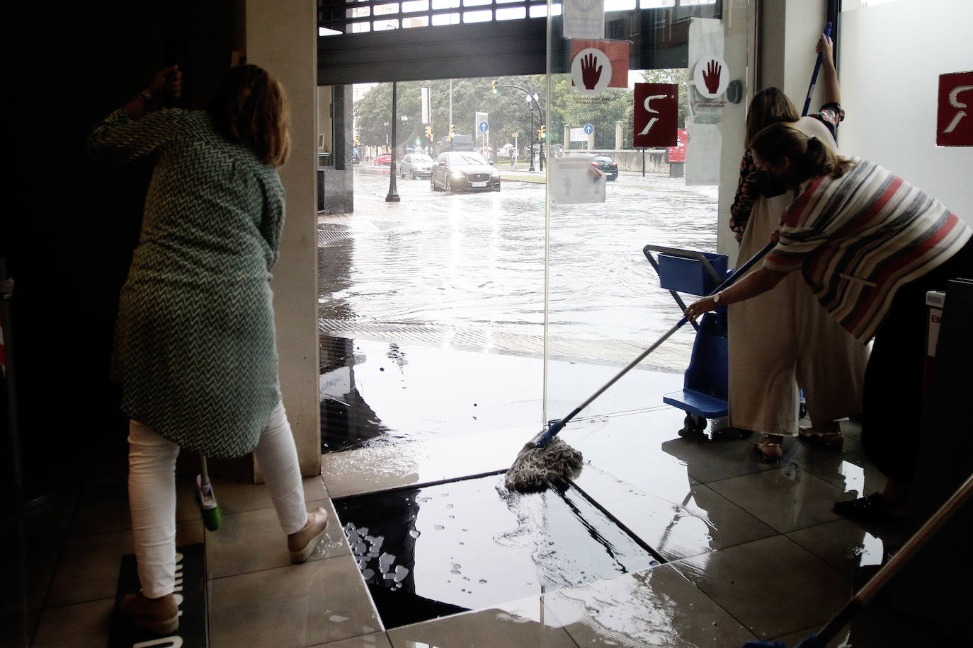 Las intensas lluvias que han caído este miércoles han anegado algunas calles de Gijón y Avilés. También han provocado inundaciones y daños en garajes y algunos negocios de ambas ciudades 