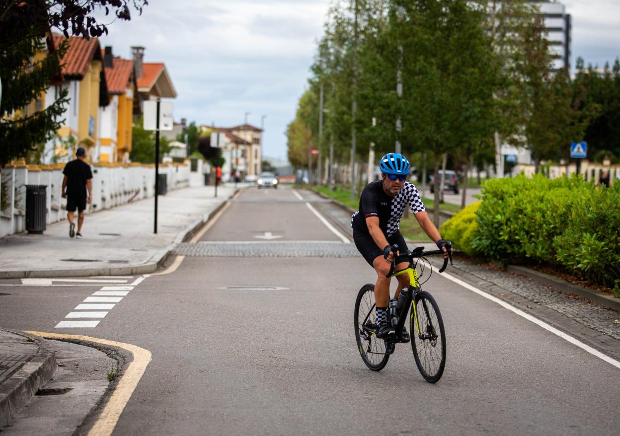 Un ciclista a su paso por el concejo de Siero. 