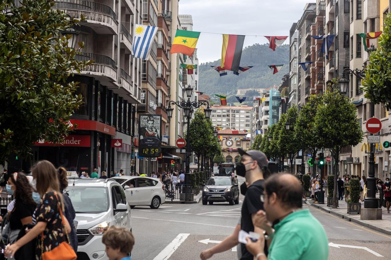 La ciudad, engalanada con las banderas. 