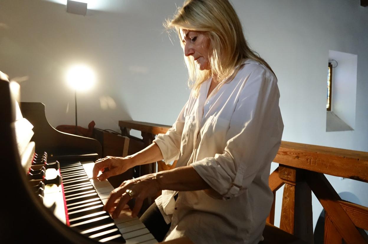 Asunción Gutiérrez toca el armonio de la iglesia de Colombres. 