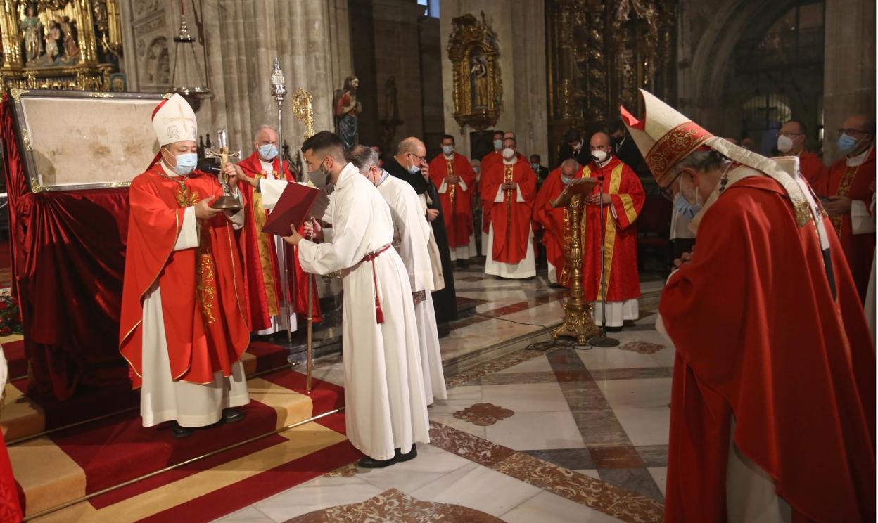 El nuncio apostólico, Bernardito Cleopas Auza, durante la celebración de la primera eucaristía del Jubileo de la Santa Cruz o Perdonanza en la Catedral. 