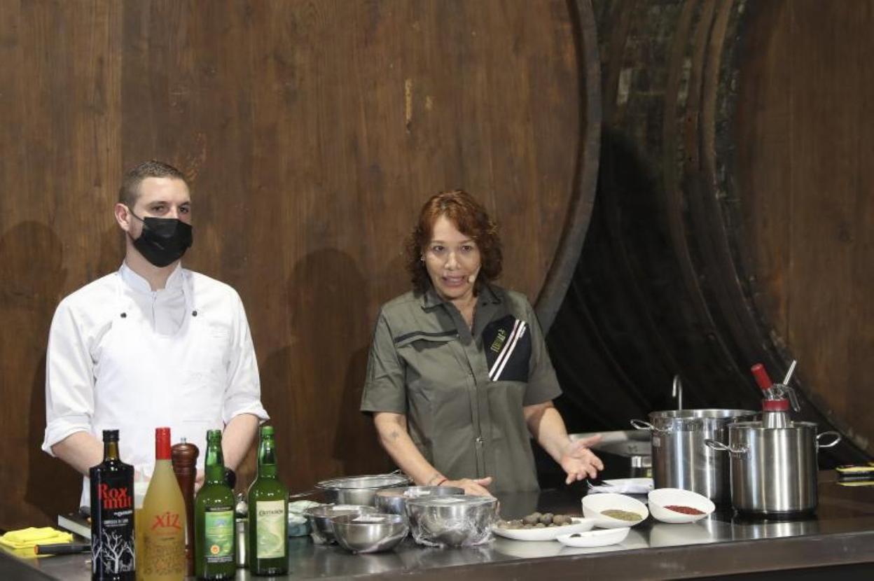 La colombiana Leonor Espinosa, con su ayudante de Leo Restaurante, durante su ponencia en FéminAs. 