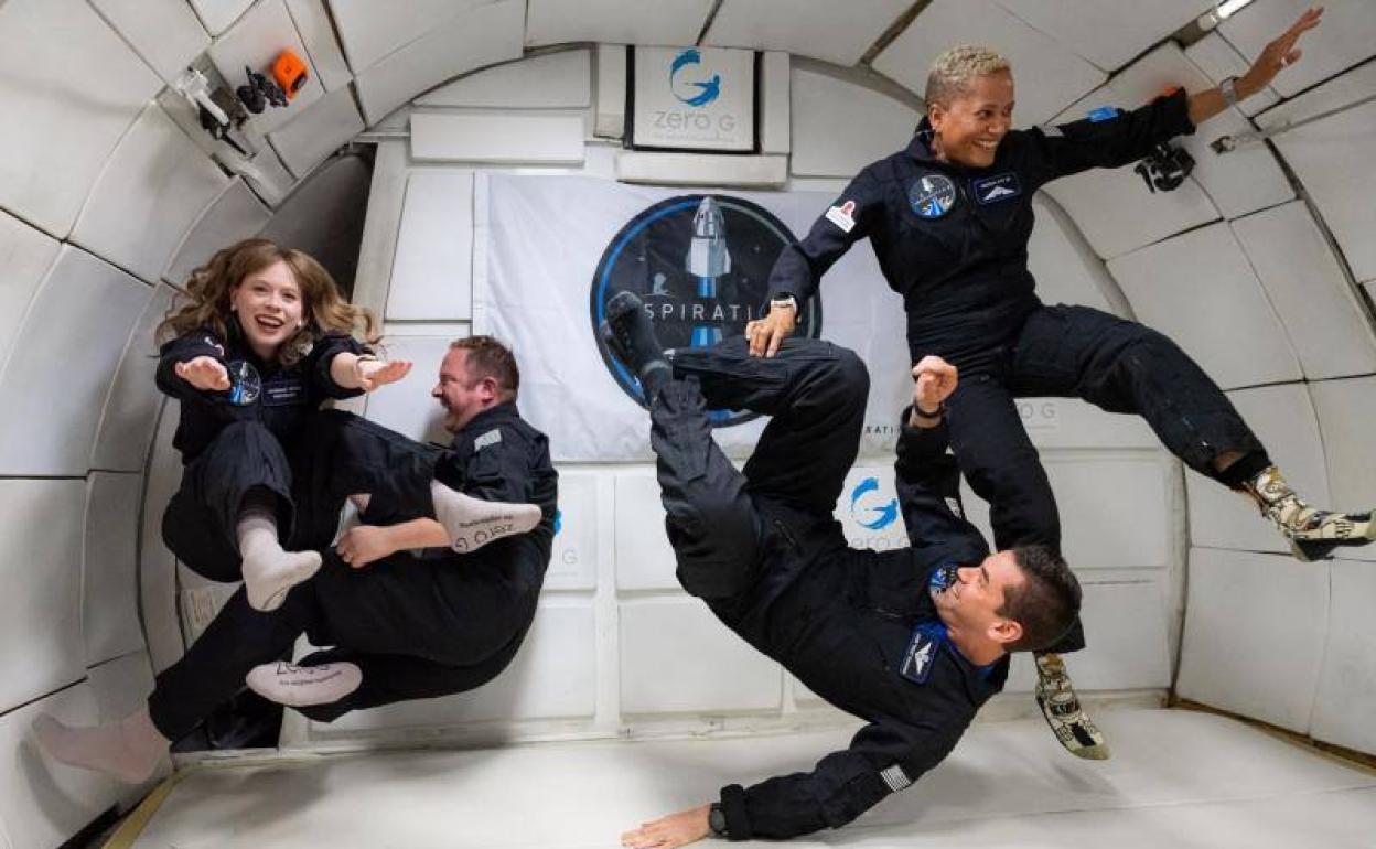 Hayley Arceneaux, Christopher Sembroski, Jared Isaacman y la Dra. Sian Proctor, durante un entrenamiento en el Centro Espacial Kennedy, el 11 de septiembre de 2021, en Florida (Estados Unidos).