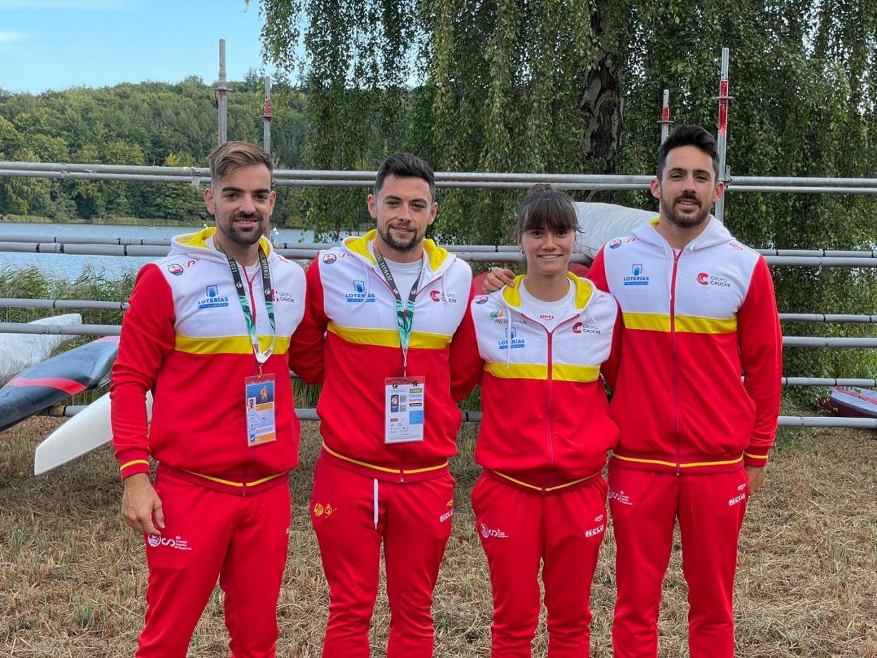 De izquierda a derecha, Pelayo Roza, Pedro Vázquez, Sara Ouzande yJuan Oriyés, ayer en Copenhague antes de probar sus kayaks. 