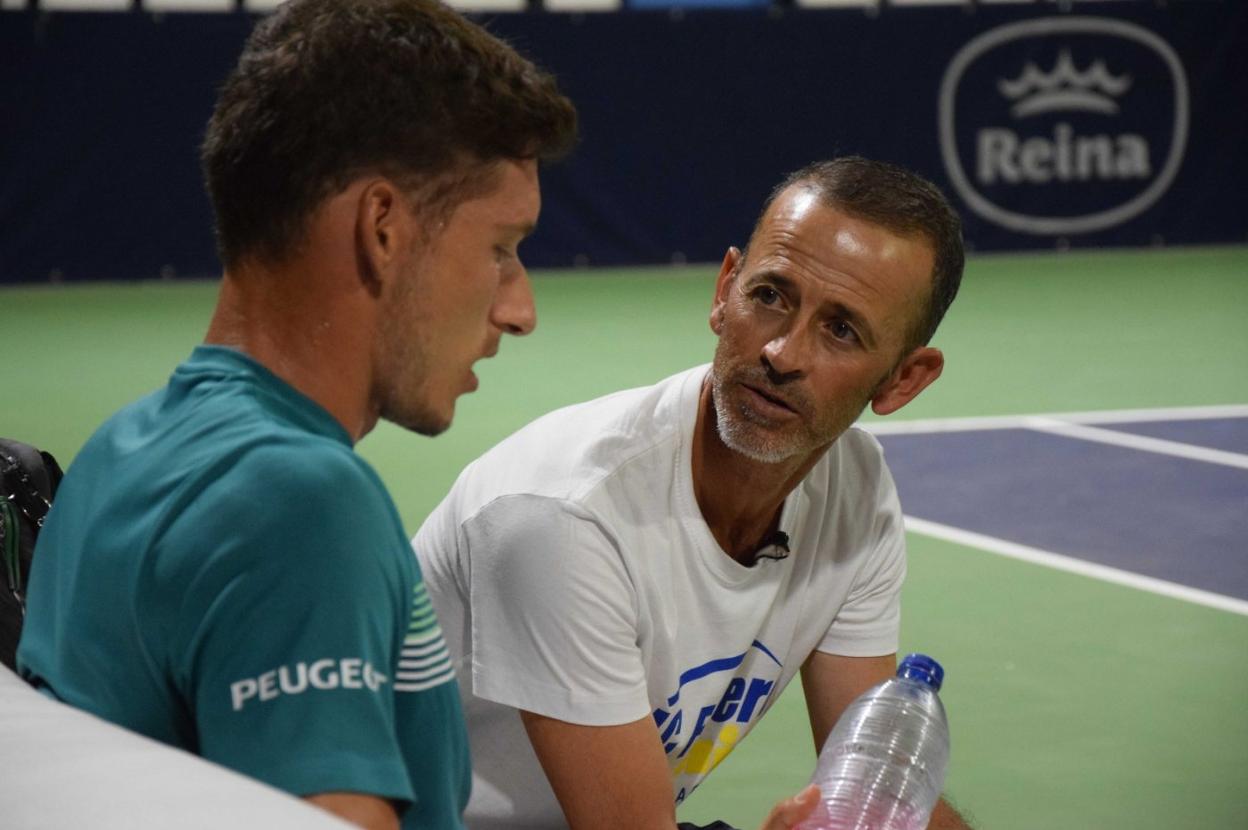 Pablo Carreño, con su entrenador Samuel López, en Villena. 