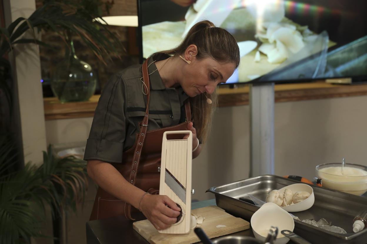 Vegetales. Lucía Freitas, durante la preparación de uno de sus platos, con el champiñón, uno de sus ingredientes fetiche, como protagonista.