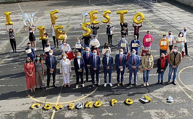 Garzón ha entregado los premios del concurso Consumópolis a los estudiantes del IES de Infiesto.