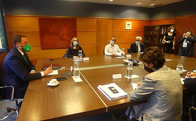 Reunión entre el Gobierno y los representantes de IU.