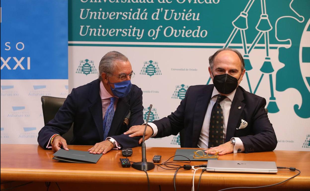 Eduardo Sánchez Morrondo y Ignacio Villaverde, durante la firma del convenio entre el Compromiso Siglo XXI y la Universidad de Oviedo.