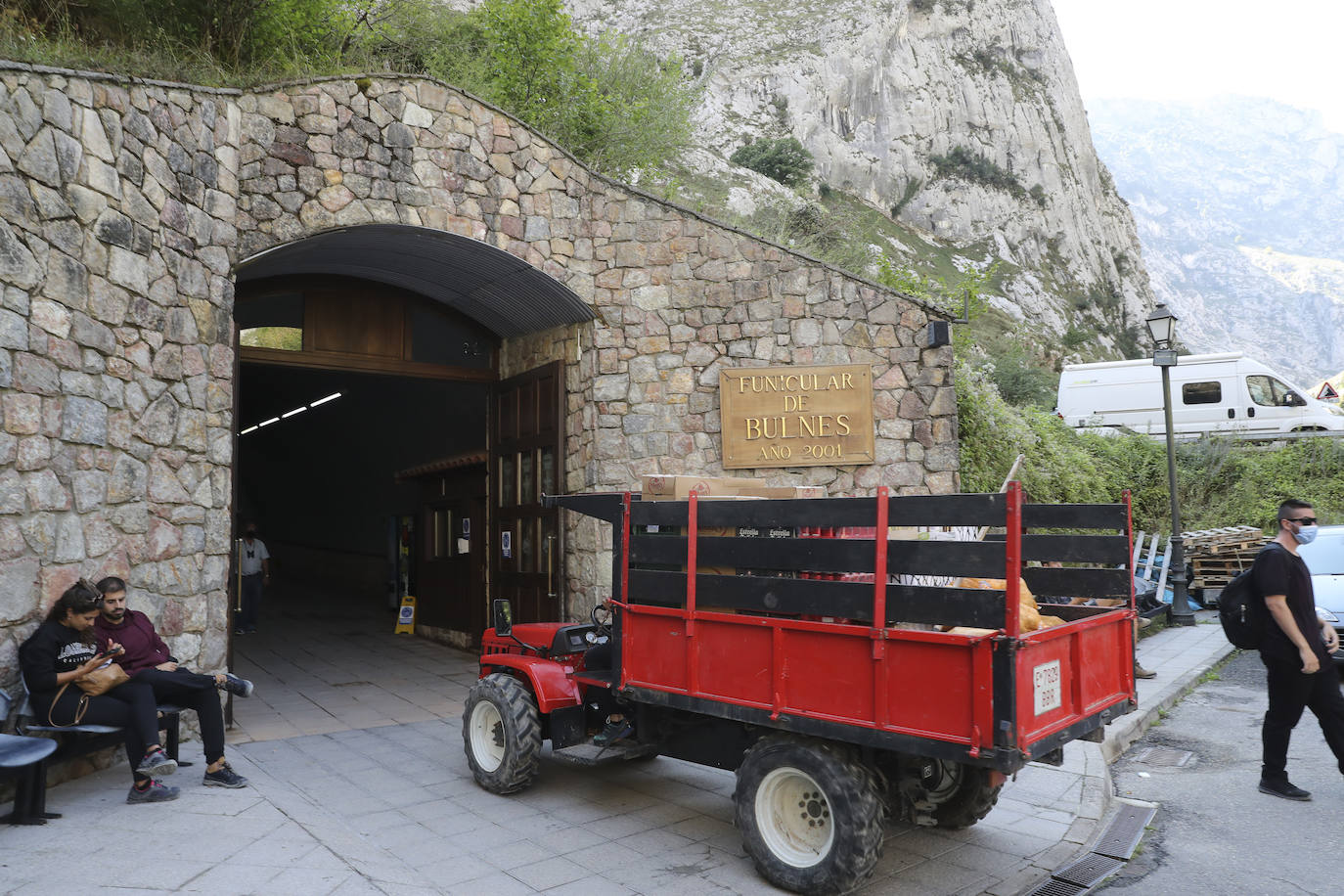 Fotos: Adrián Barbón visita Bulnes en el vigésimo aniversario del funicular