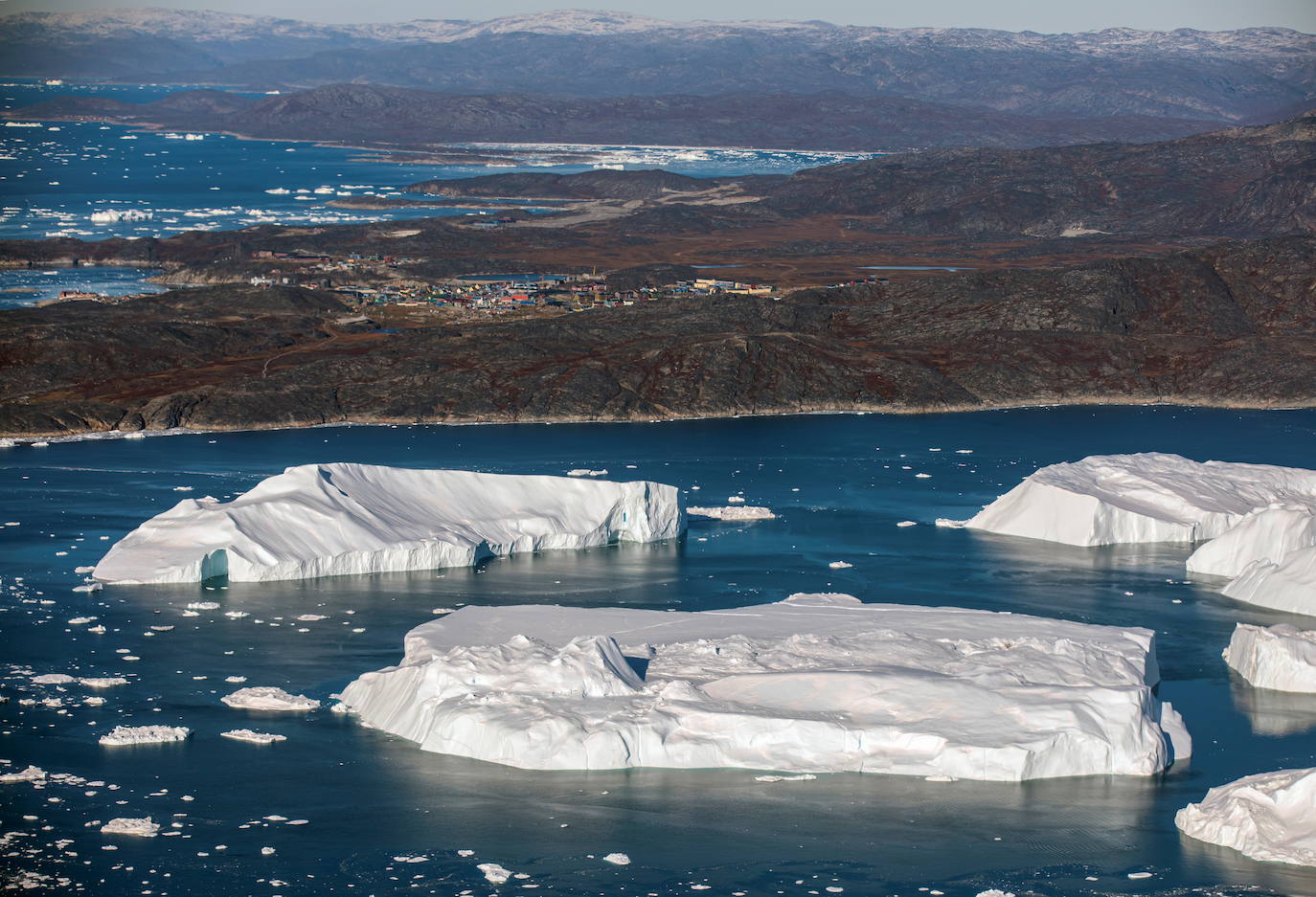 La puesta de sol es uno de los paisajes preferidos para muchas personas. La desembocadura del fiordo de Jakobshavn, en Groenlandia, ofrece una de las vistas más impresionantes de este instante. 