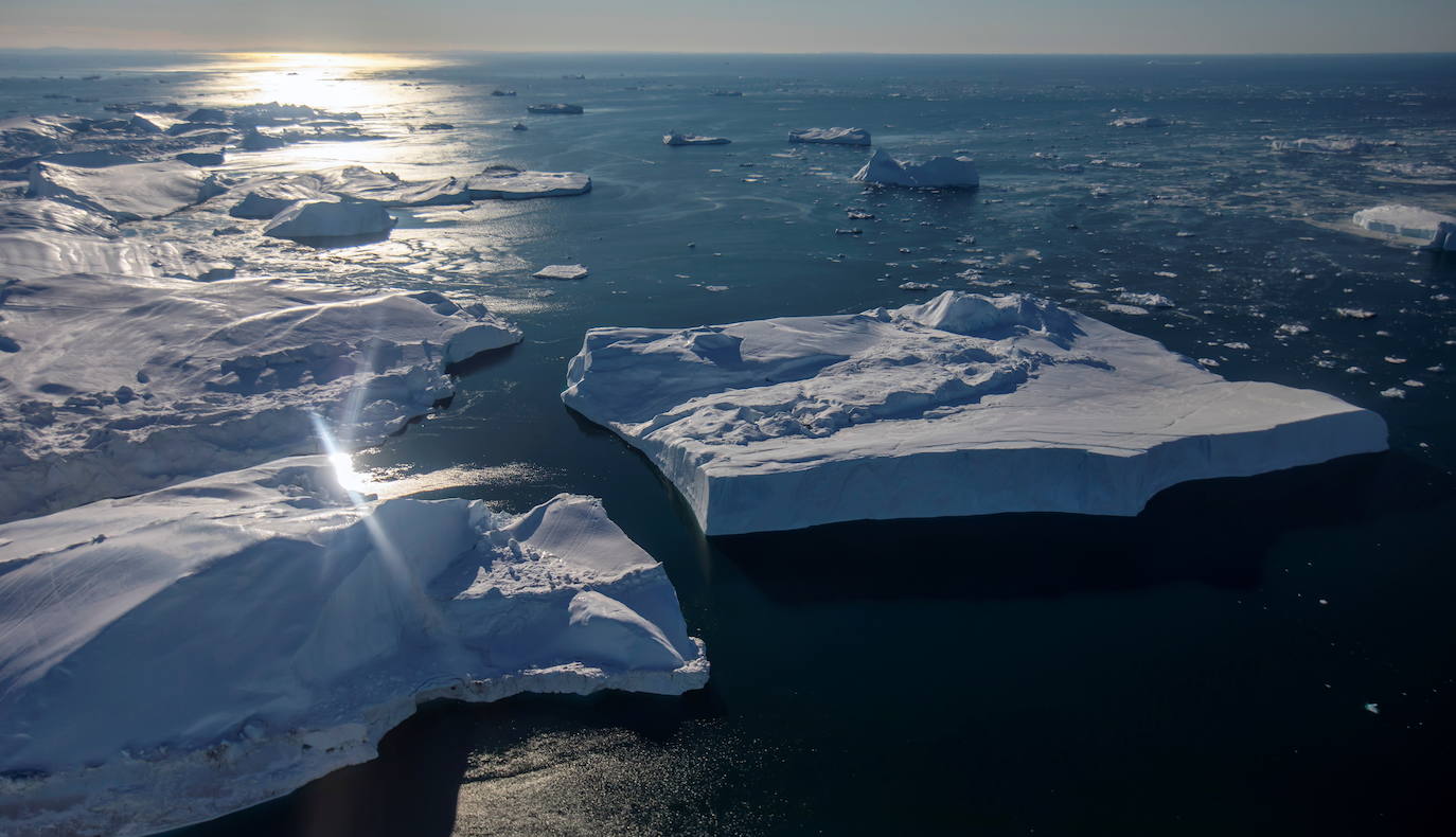 La puesta de sol es uno de los paisajes preferidos para muchas personas. La desembocadura del fiordo de Jakobshavn, en Groenlandia, ofrece una de las vistas más impresionantes de este instante. 