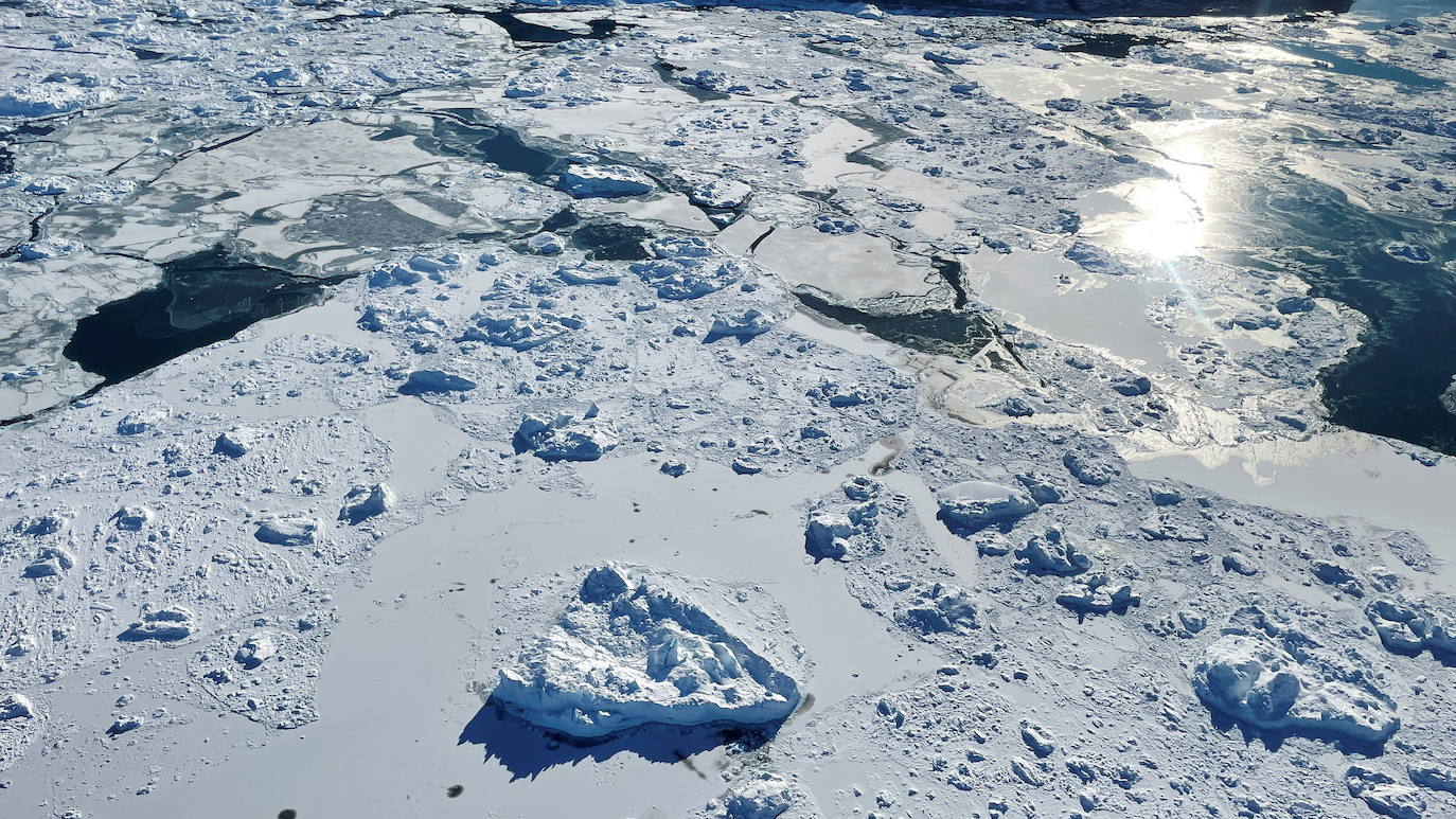La puesta de sol es uno de los paisajes preferidos para muchas personas. La desembocadura del fiordo de Jakobshavn, en Groenlandia, ofrece una de las vistas más impresionantes de este instante. 