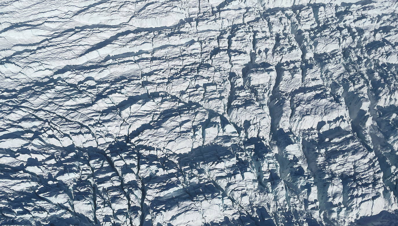 La puesta de sol es uno de los paisajes preferidos para muchas personas. La desembocadura del fiordo de Jakobshavn, en Groenlandia, ofrece una de las vistas más impresionantes de este instante. 