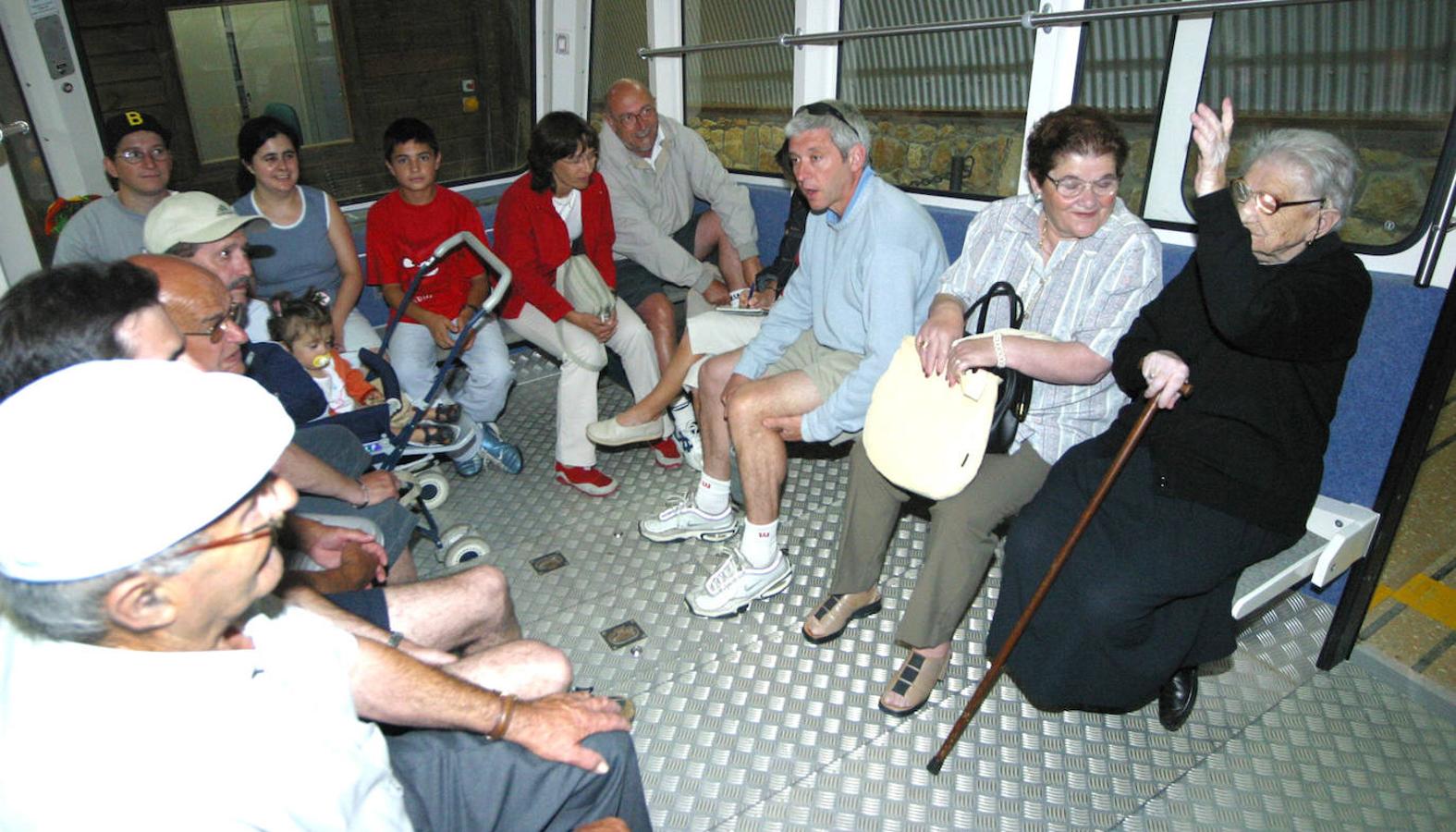 Múltiples personas en el interior del tren, en 2003. 