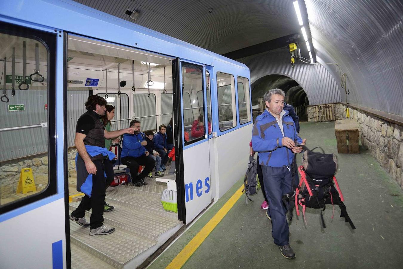 Interior del funicular, en 2015, que recorre por el interior de Peña Maín una distancia de 2.227 metros en ocho minutos, a una velocidad de 5 metros por segundo.