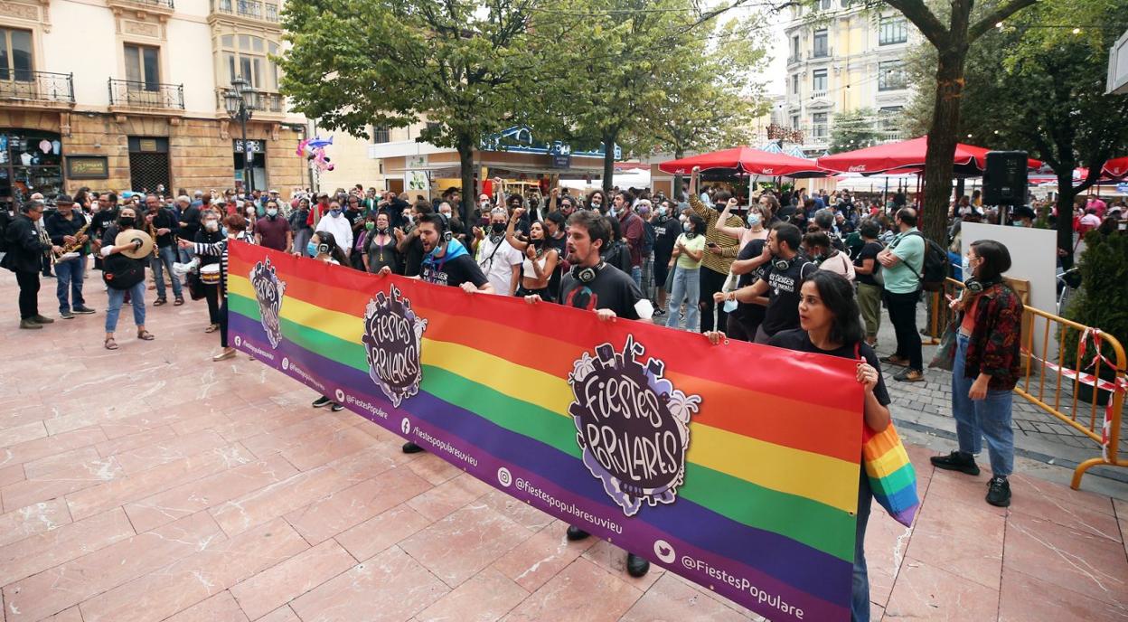 Varios manifestantes con la bandera LGTBI, frente al Ayuntamiento. 