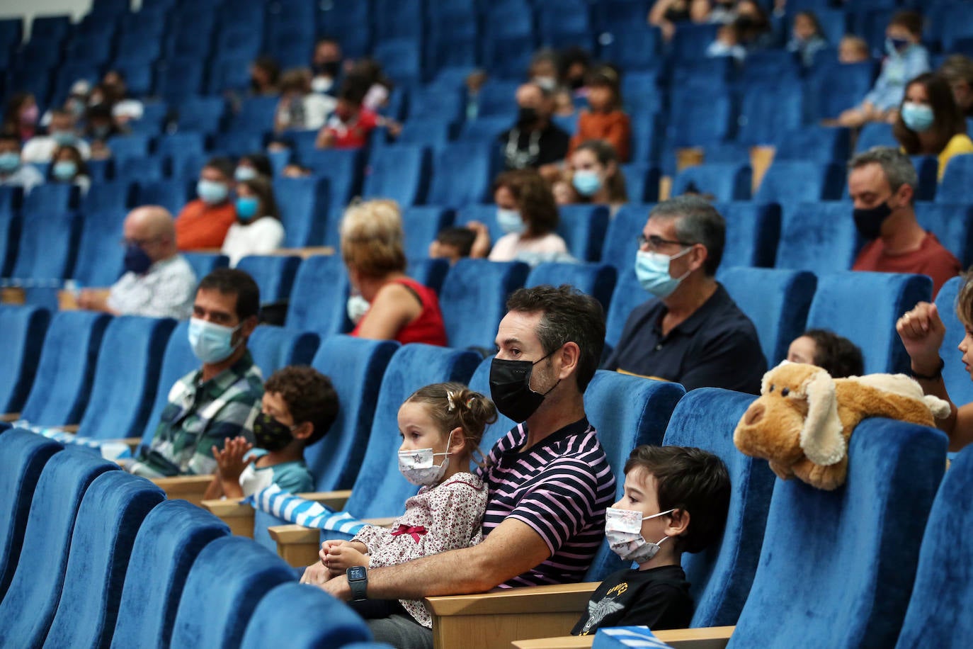 'Chumi', papel representado por Rodrigo, y 'Chuma', un simpático monstruo, han protagonizado la mañana de los más pequeños de Oviedo. 