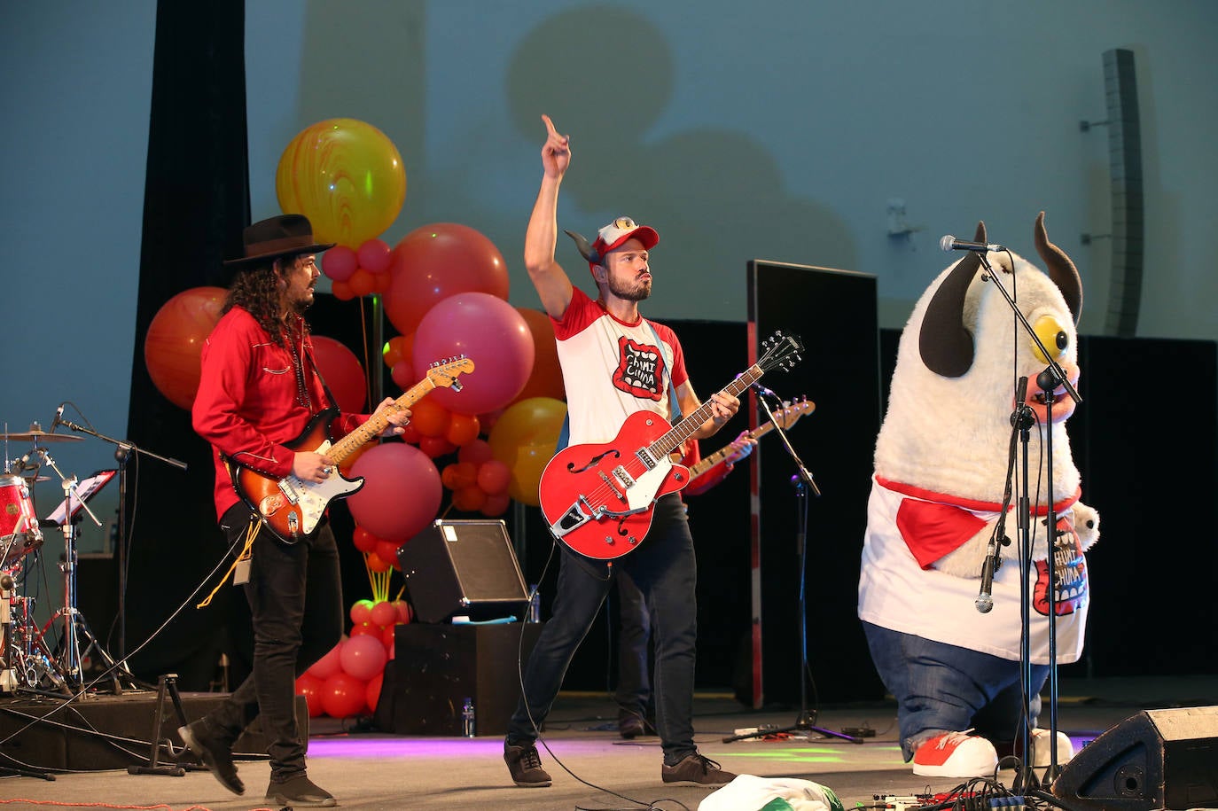 'Chumi', papel representado por Rodrigo, y 'Chuma', un simpático monstruo, han protagonizado la mañana de los más pequeños de Oviedo. 